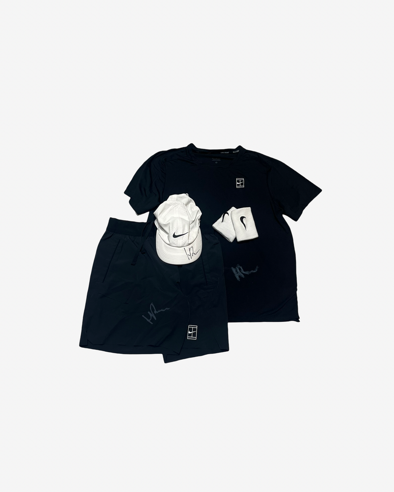 Signed and match worn in Queen’s London. Black complete match outfit