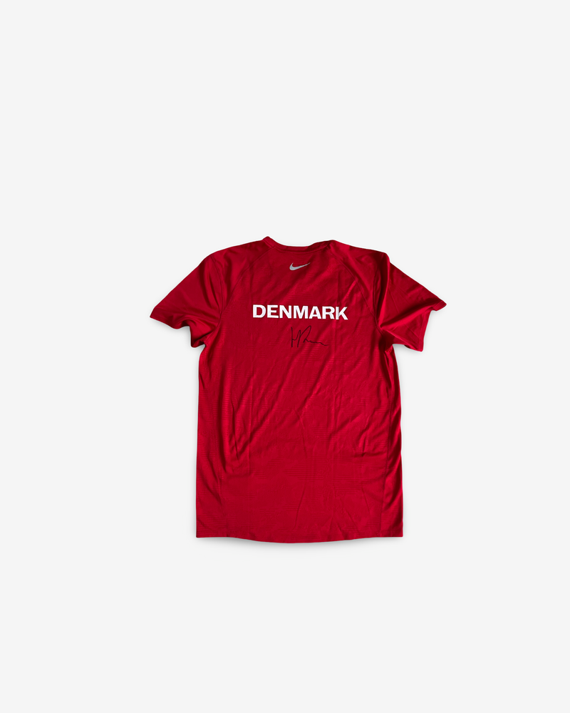 Davis cup t-shirt, signed on the back